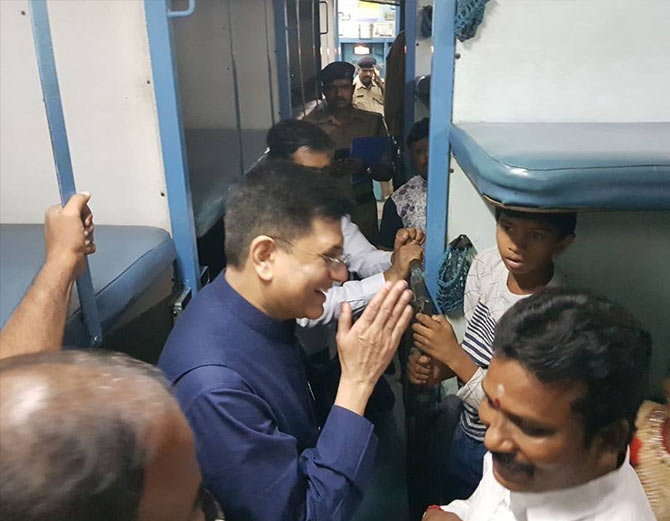 रेल मंत्री पीयूष गोयल ने की रेल की सवारी, जाना यात्रियों का हाल