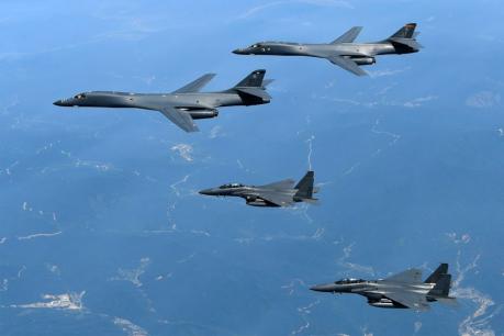दक्षिण चीन सागर के ऊपर अमेरिकी बमवर्षक विमानों ने भरी उड़ान