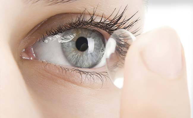 कांटेक्ट लैंस से हो सकता है आँखों को नुकसान