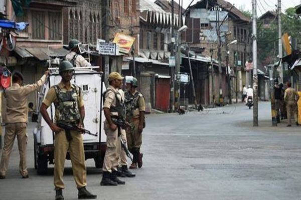 श्रीनगर के कई हिस्सों में प्रतिबंध लागू
