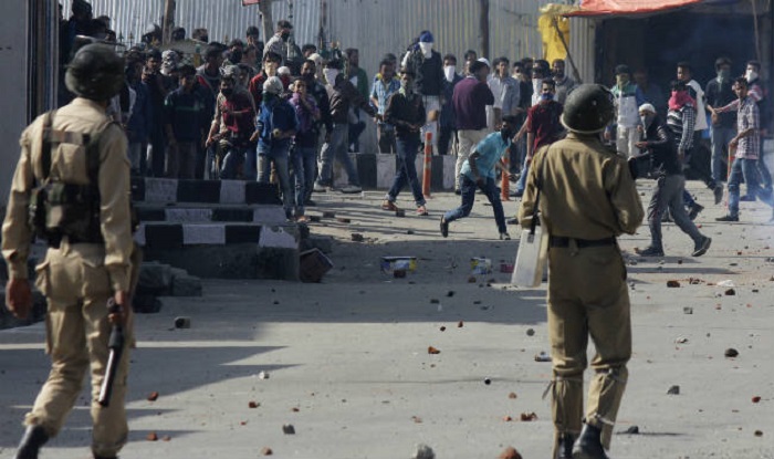 श्रीनगर में सुरक्षा बलों व युवकों में भीषण झड़प