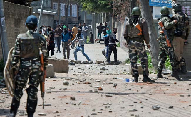 जम्मू-कश्मीर में नागरिकों, सुरक्षा बलों के बीच झड़प में 50 घायल