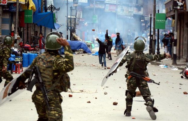 जम्मू-कश्मीर : कठुआ मामले पर छात्रों संग सुरक्षा बलों की झड़प