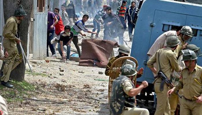 कश्मीर में छात्रों ने सैन्य दस्ते पर किया पथराव