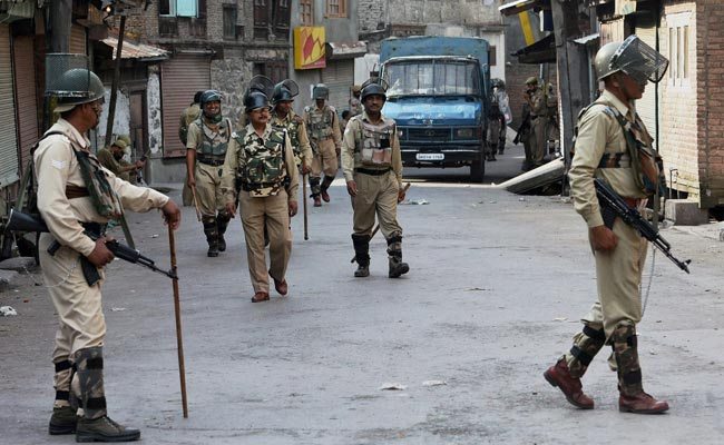 अलगाववादियों के विरोध मार्च के मद्देनजर कश्मीर में प्रतिबंध