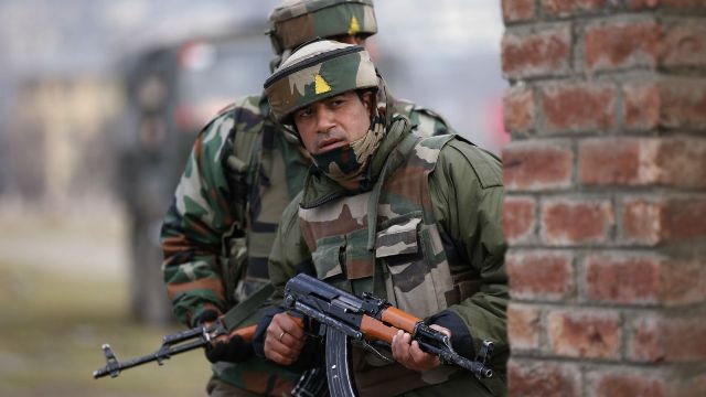 कश्मीर में सुरक्षा बलों संग मुठभेड, आतंकवादी ढेर