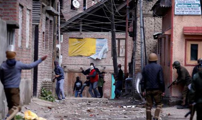 कश्मीर : सुरक्षा बलों व छात्रों के बीच झड़प, कई घायल