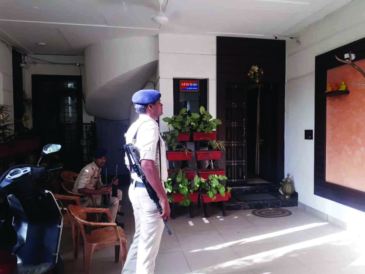 इंदौर में लोकायुक्त पुलिस का जिला आबकारी अधिकारी के आवास पर छापा