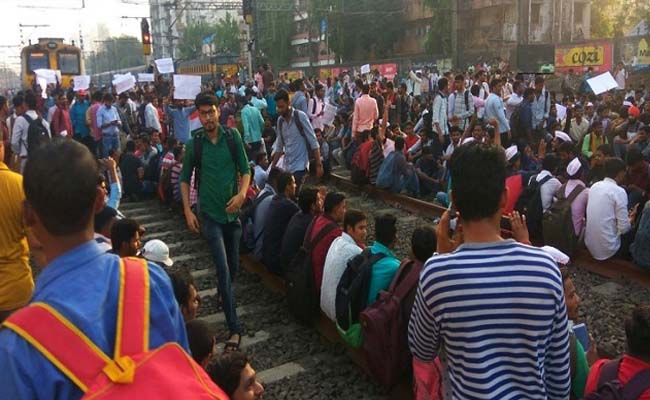 मुंबई में नौकरी की मांग कर रहे युवाओं के प्रदर्शन से रेल सेवा ठप