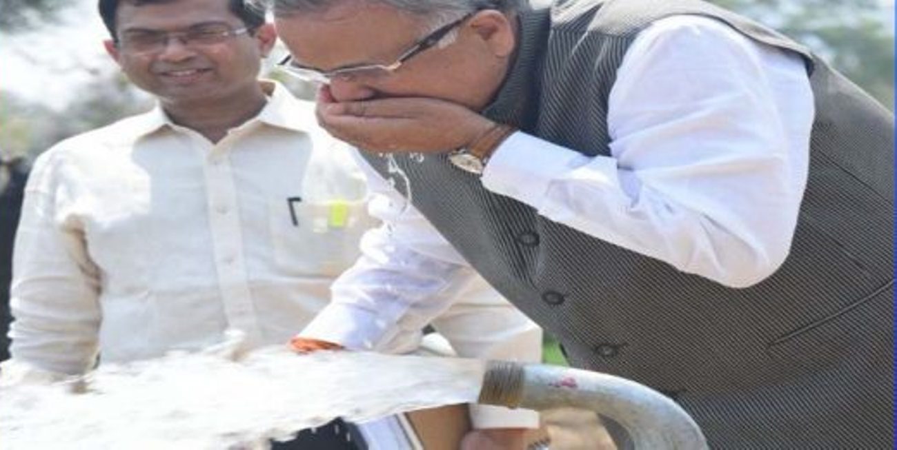 मुख्यमंत्री रमन ने नलकूप के पानी से बुझाई प्यास 