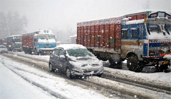 ताजा बर्फबारी से श्रीनगर-लेह राजमार्ग हुआ बंद
